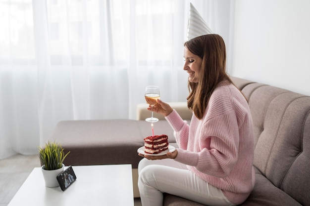 Mujer en casa en cuarentena celebrando un cumpleaños