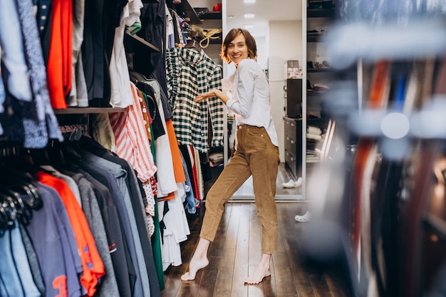 Mujer en casa eligiendo ropa de su check-room