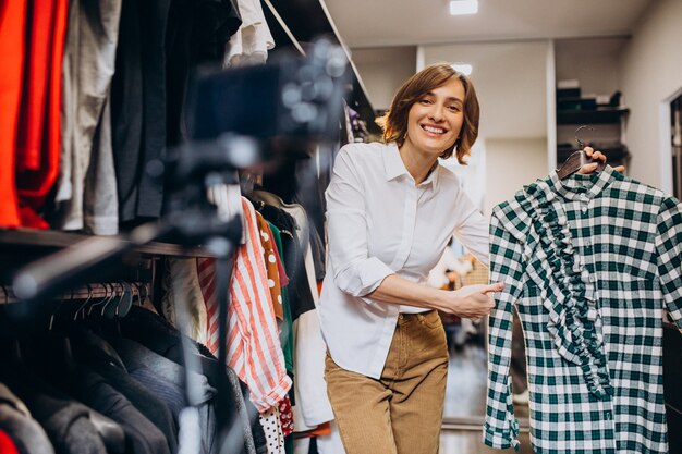 Mujer en casa eligiendo ropa de su check-room