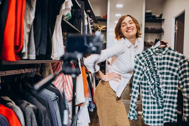 Mujer en casa eligiendo ropa de su check-room