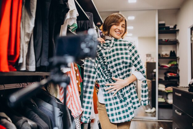 Mujer en casa eligiendo ropa de su check-room