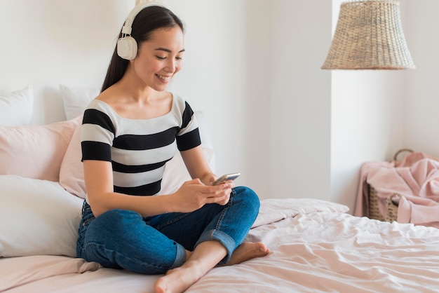 Foto gratuita mujer en casa escuchando música