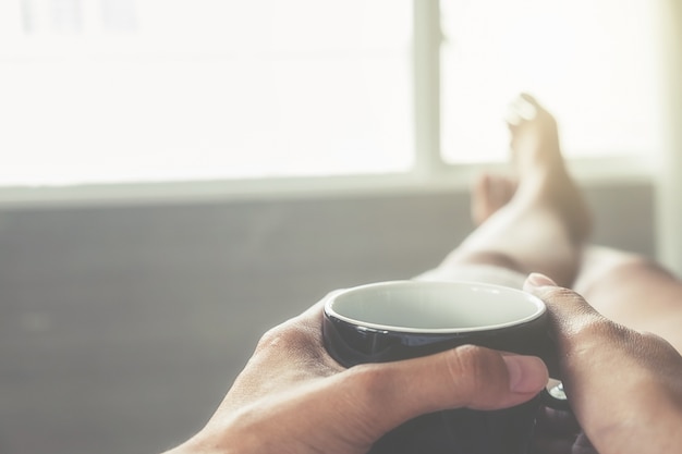 Foto gratuita mujer casa interior sofá blanco en el interior