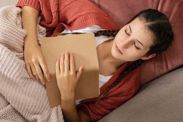 Mujer, en casa, lectura