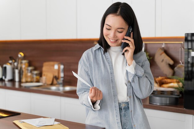 Mujer en casa leyendo el correo