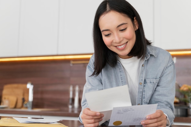 Mujer en casa leyendo el correo