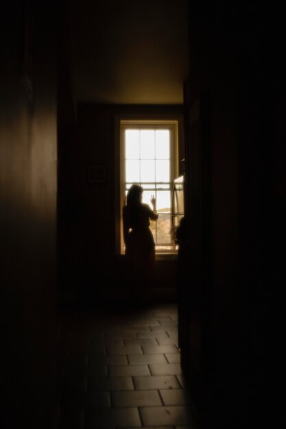 Mujer en casa con luces misteriosas a su alrededor.