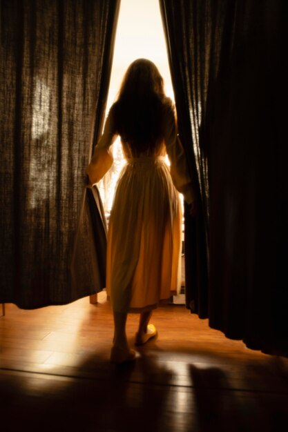 Mujer en casa con misteriosas luces diurnas a su alrededor