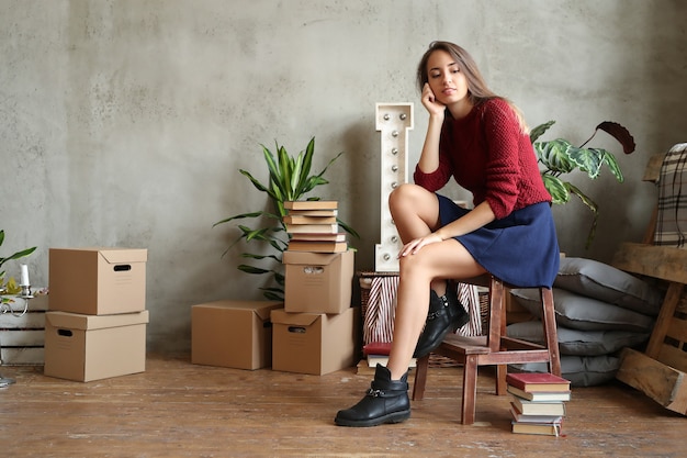 Mujer en casa nueva