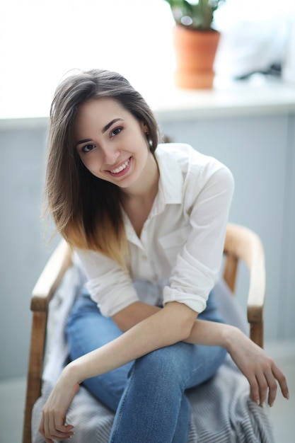 Mujer en casa posando