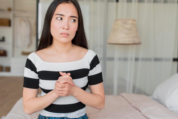 Mujer en casa preocupada