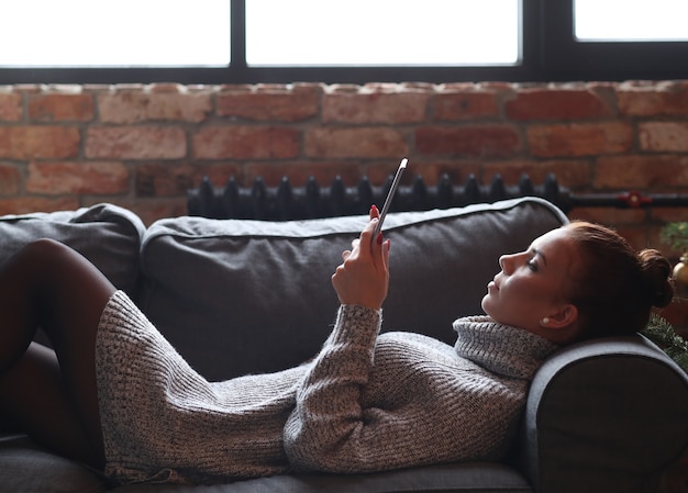 Mujer en casa con tableta