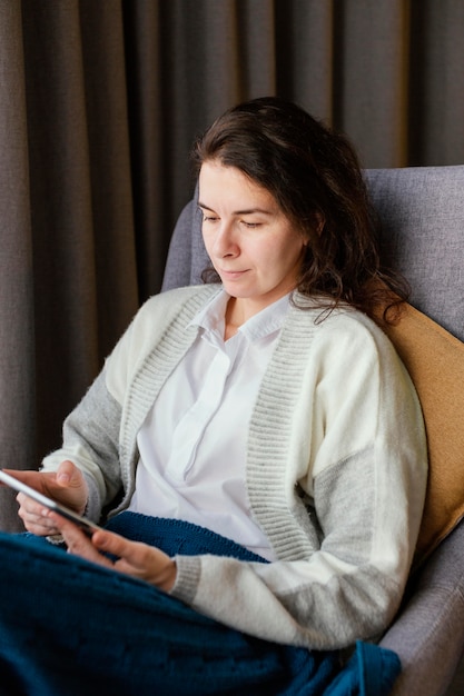 Mujer en casa con tableta