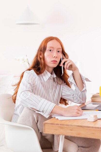 Mujer en casa trabajando en equipo portátil