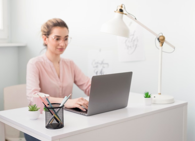 Mujer en casa trabajando