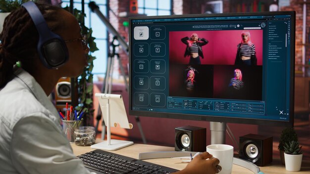 Mujer en casa usando software de IA convirtiendo el mensaje de texto en fotos bebiendo café