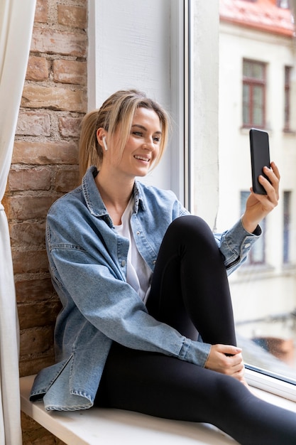 Foto gratuita mujer en casa con videollamada con familia