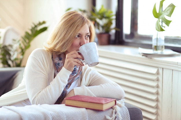 Mujer en casa