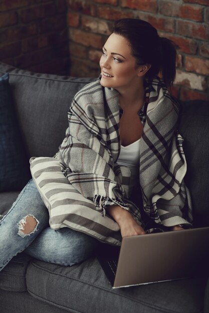 Mujer en casa