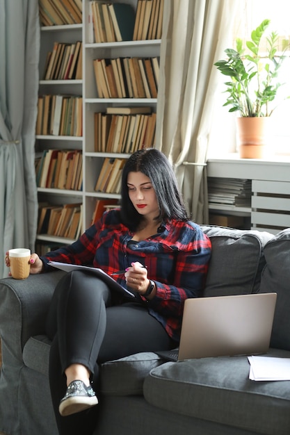 Mujer en casa