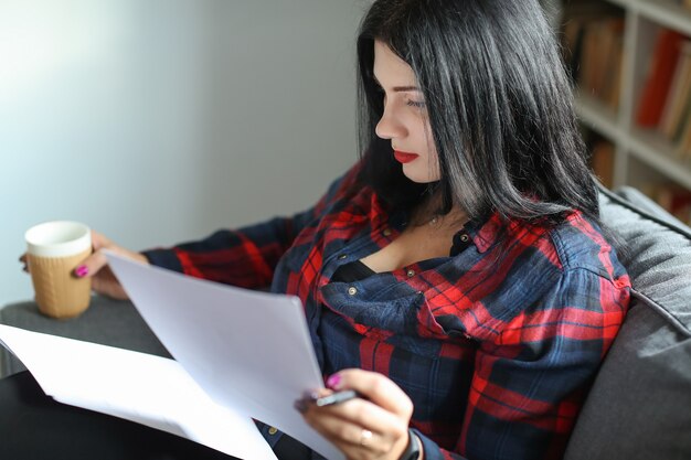 Mujer en casa