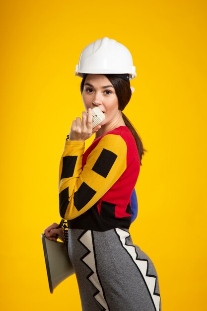 Mujer en casco de construcción con altavoz