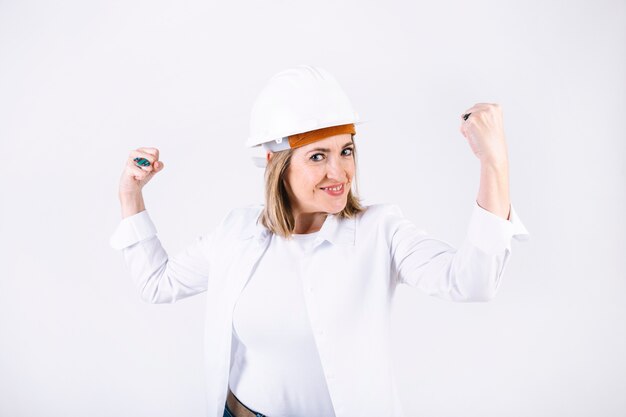 Mujer en casco mostrando músculos