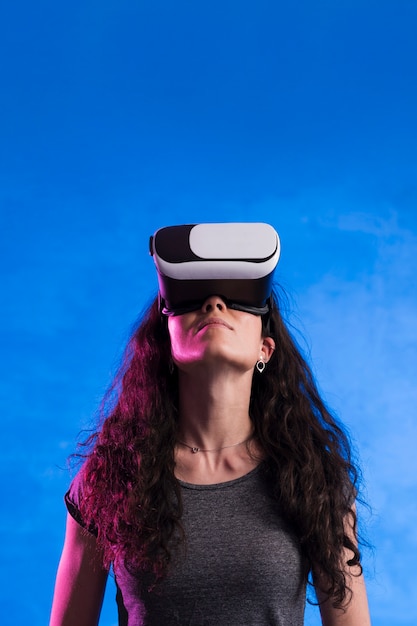 Mujer con casco de realidad virtual al aire libre