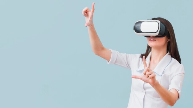 Mujer con casco de realidad virtual con espacio de copia