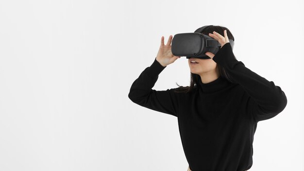 Foto gratuita mujer con casco de realidad virtual