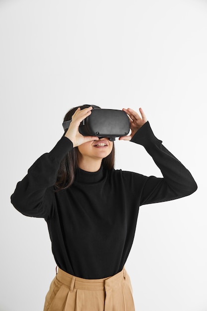 Mujer con casco de realidad virtual