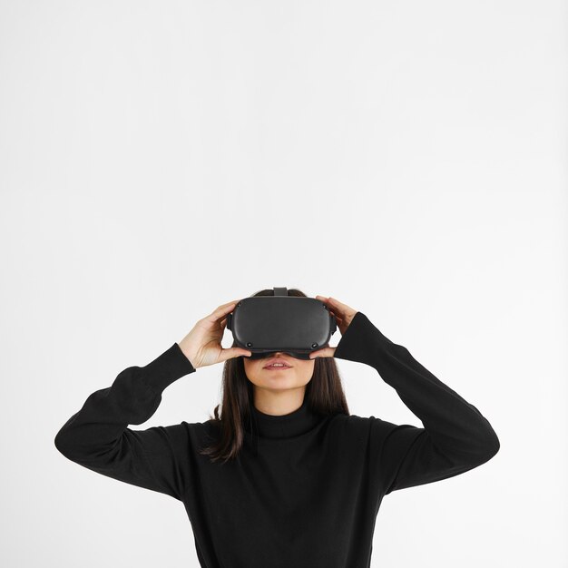 Mujer con casco de realidad virtual