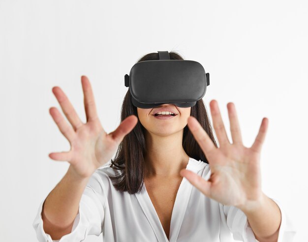 Mujer con casco de realidad virtual