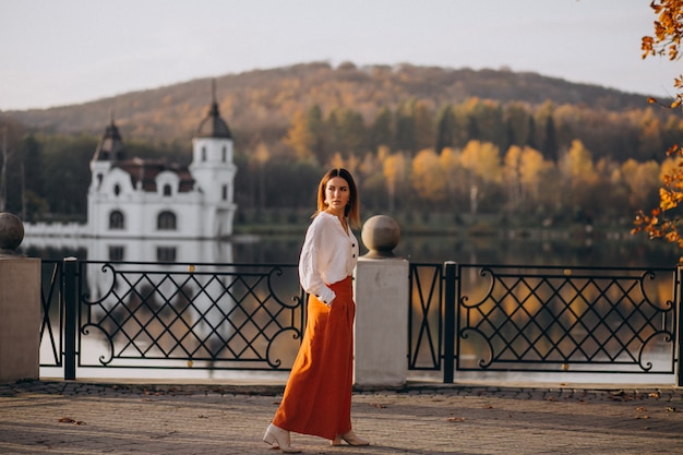 Mujer por el castillo y lago posando