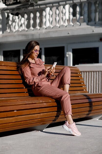 mujer casual al aire libre