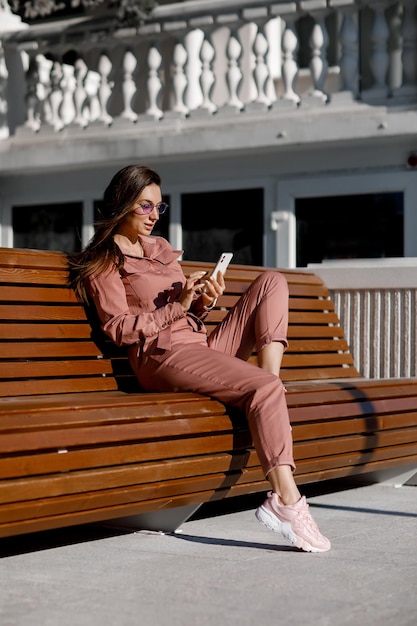 mujer casual al aire libre