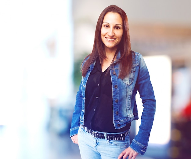 Mujer casual con chaqueta vaquera sonriendo