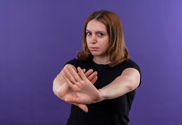 Foto gratuita mujer casual joven disgustada gesticulando no en la pared púrpura aislada con espacio de copia