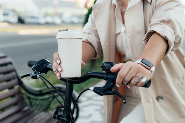 Mujer casual montando bicicleta ecológica