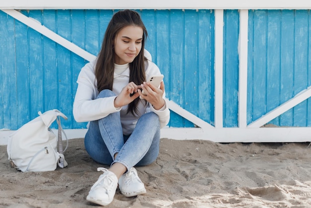 mujer casual con teléfono al aire libre