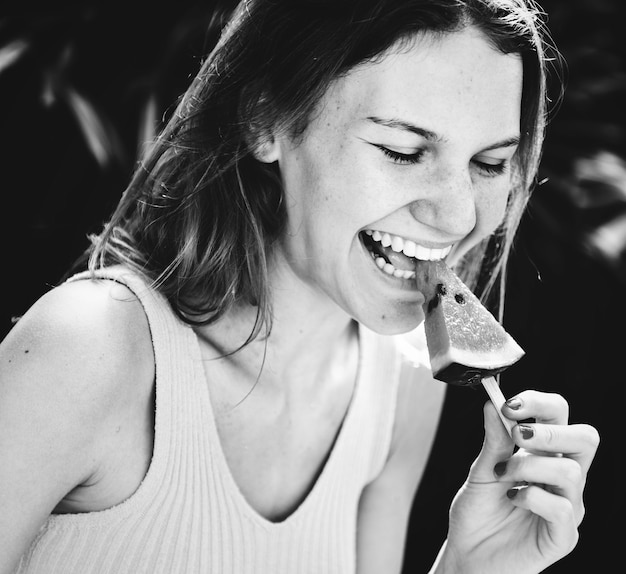 Mujer caucásica comiendo sandía en el verano