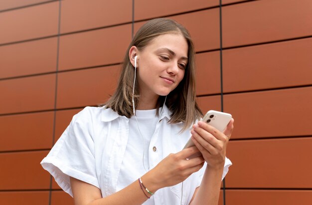 Mujer caucásica enviar mensajes de texto a alguien en su teléfono inteligente