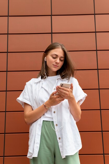 Mujer caucásica enviar mensajes de texto a alguien en su teléfono inteligente