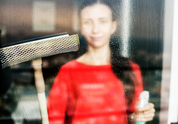 Mujer caucásica haciendo tareas domésticas