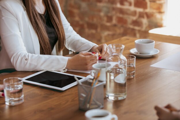 Mujer caucásica joven de negocios en la oficina moderna con equipo