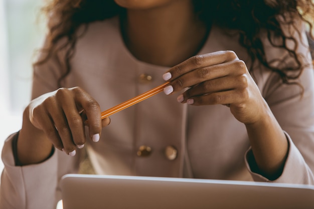 Foto gratuita mujer caucásica joven de negocios en la oficina moderna con equipo