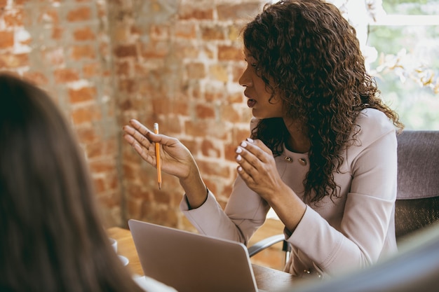 Mujer caucásica joven de negocios en la oficina moderna con equipo