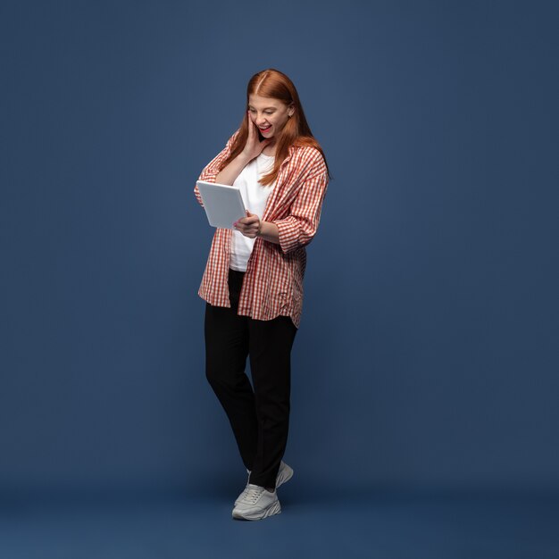 Mujer caucásica joven en ropa casual. Modelo femenino de cuerpo positivo