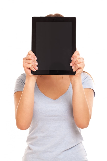 Mujer caucásica joven con tablet PC