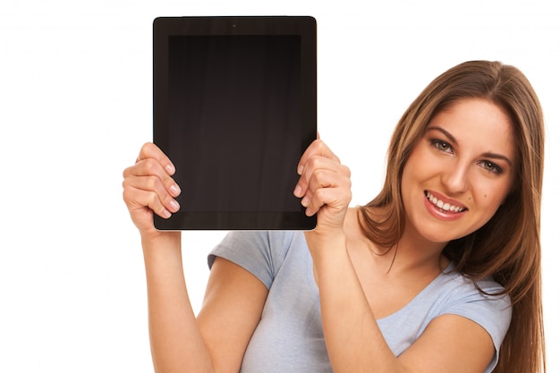 Mujer caucásica joven con tablet PC